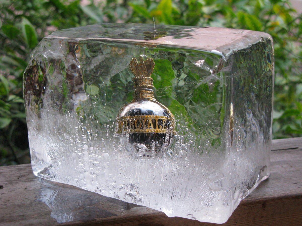 Corner bottle in clear ice 3_tn