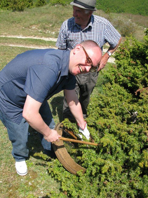 Camper pose Tuscany Juniper Picking with Bombay Sapphire_tn
