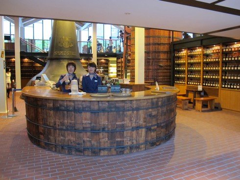 Yamazaki Distillery Kyoto visitor area_tn