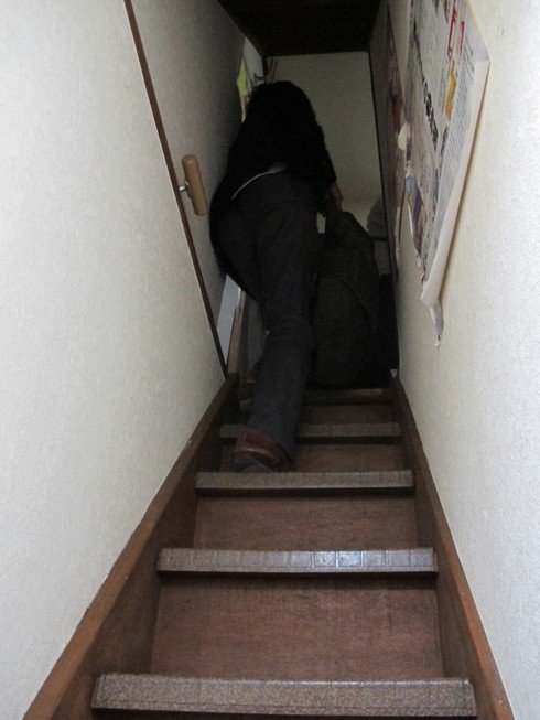 Steep stairs Bigri Bar Golden Gai Tokyo Japan_tn