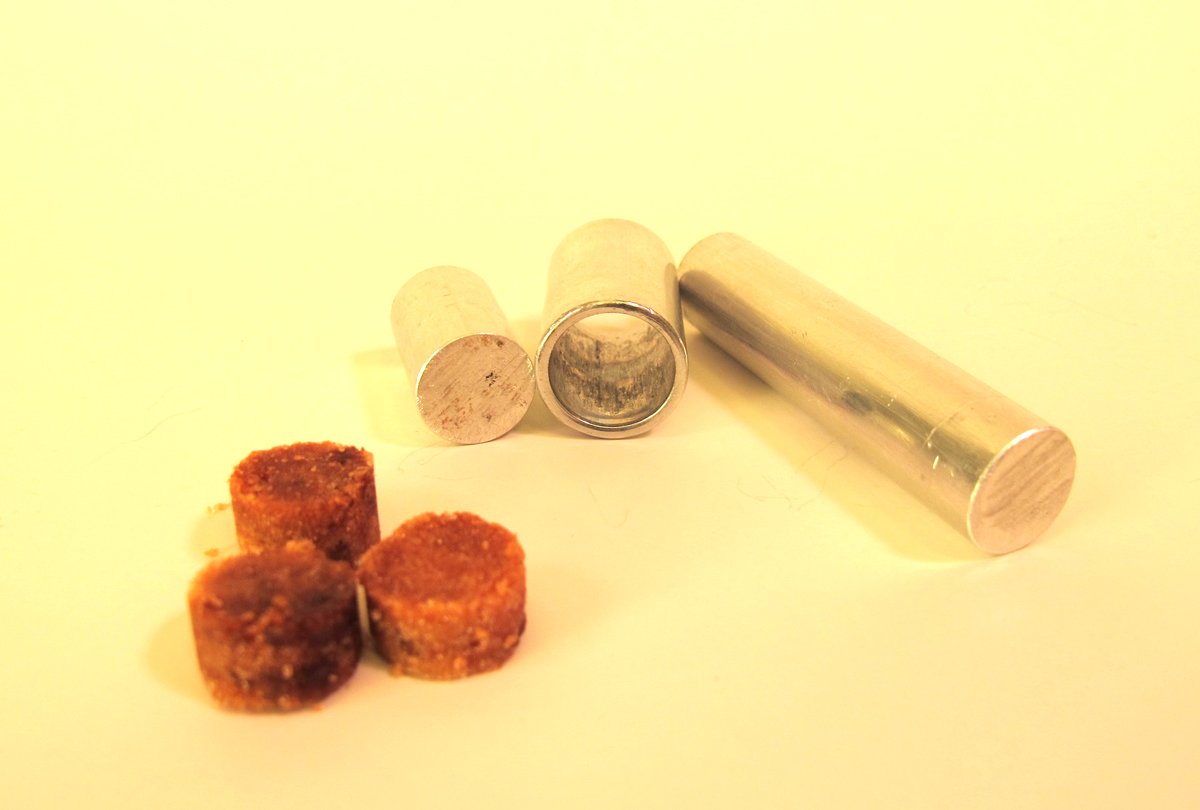 Pellets and press1M