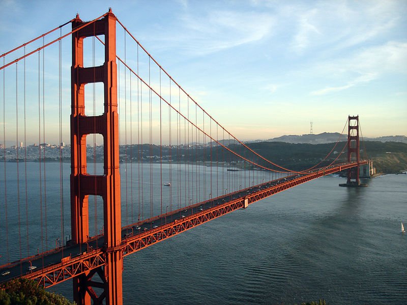 800px-GoldenGateBridge-001